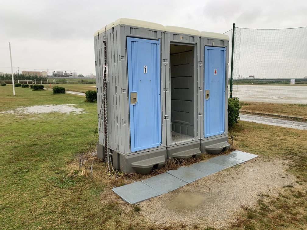 仮設トイレ 川西市公園 トイレメンテナンス作業です。 新中古コンテナ、プレハブ、ユニットハウス・仮設トイレの